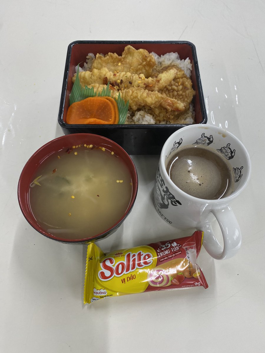 Ponko_ponchan's tweet photo. 安定の天丼とベトナムのおかし。
#きょのらんち
#山不二
#天丼
#solite https://t.co/Rj86JXUkrj