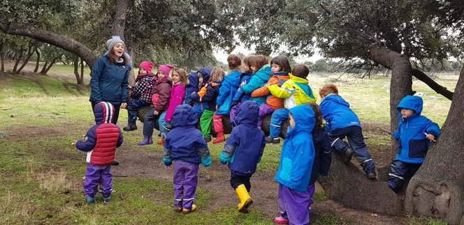 "Regresar a casa con las miradas llenas de colores y sonidos de la naturaleza".  

Cuando el #bosque se convierte en el #cole de los más pequeños elasombrario.publico.es/cuando-el-bosq…
<a href="/RosaTristan/">Rosa M. Tristán</a> vía <a href="/Elasombrario/">El Asombrario & Co.</a>
