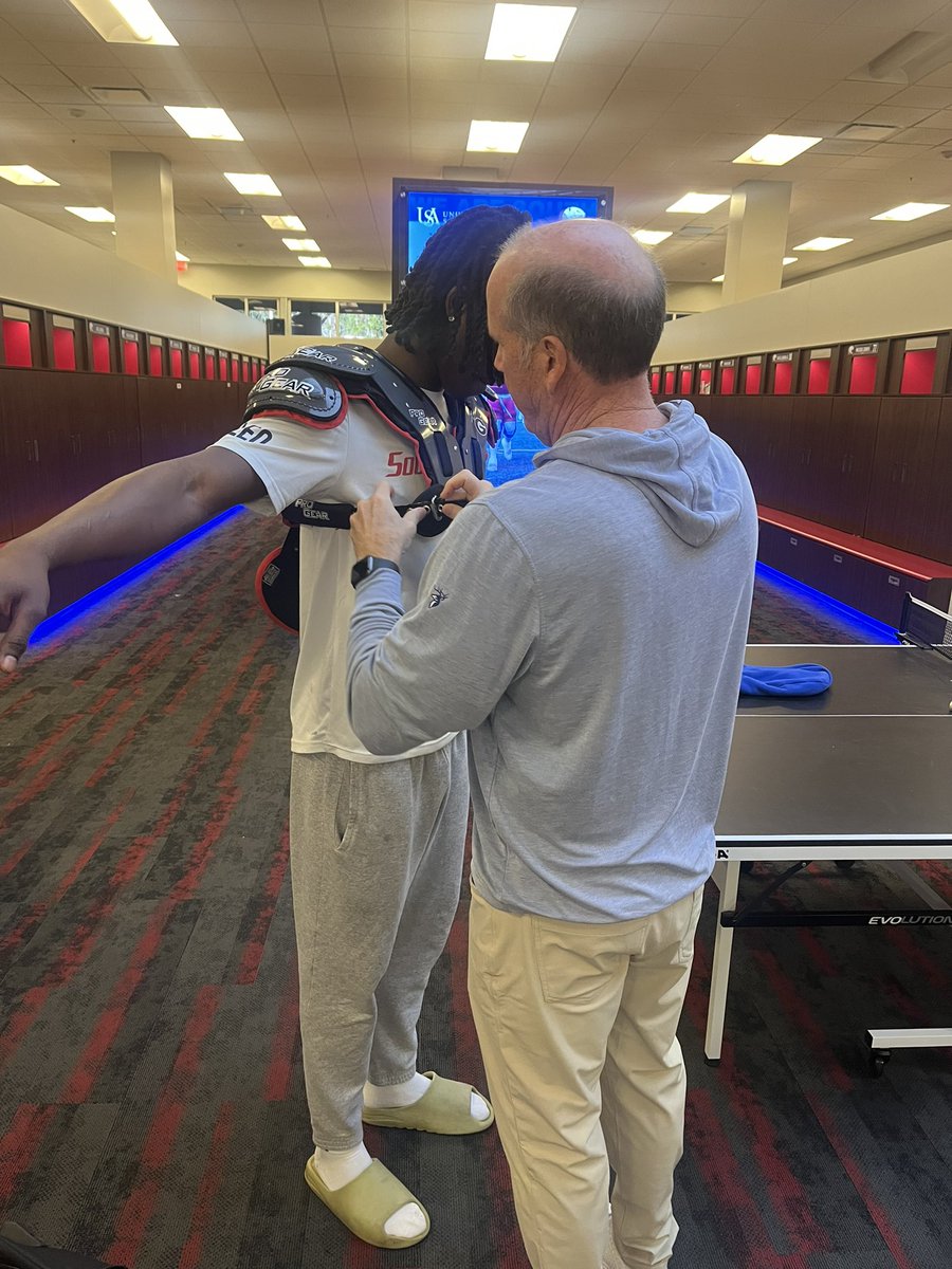 HewesDFO's tweet photo. S/O @ProSports_Pads for the ⚡️ quick delivery. From the in person fitting by @Mazza_ProSports to Obie and the crew in Jacksonville 🇺🇸, the first class service deserves a 🥇!!!  Thank you for your support. https://t.co/MfTktDZk9K