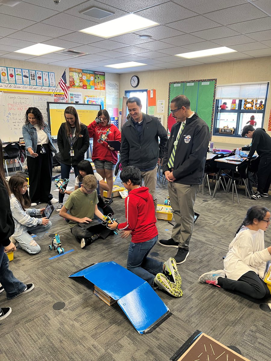 Today @RedlandsUSDSupt and other special guests visited Mr. Zander's class as they prepare for the Redlands Spikecycle Classic! The room was abuzz as students used coding and the '4 Cs' to build and run their bikes! @sdpaulette @LEGO_Education @RedlandsUSD @RedlandsInTech