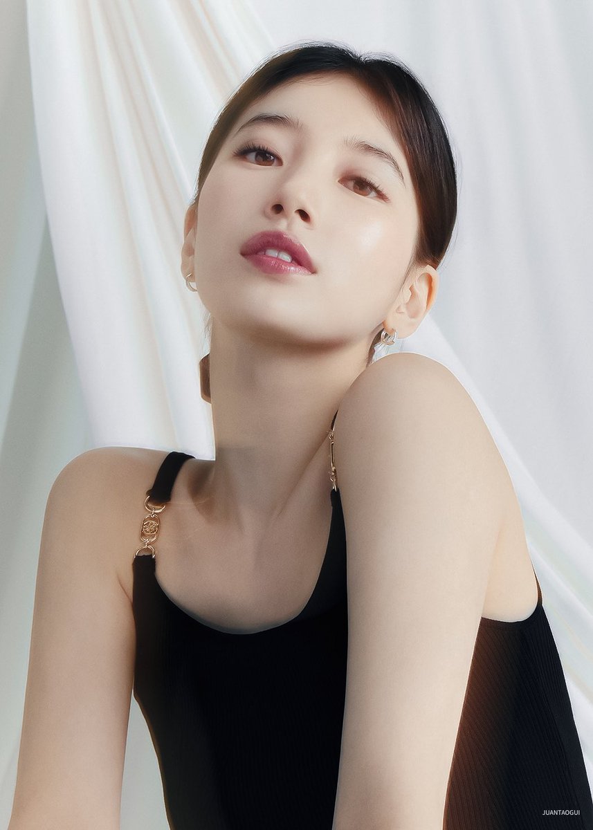 Aoaim2's tweet photo. 240229 GUESS🪻

#Suzy #수지 https://t.co/Aqh1g17Upv
