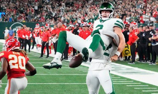 ToTheCrxpt's tweet photo. There was validated belief from the #Jets that WR Mecole Hardman, frustrated by his lack-of usage, leaked game plans to the opposition, as implied by several players (Sauce Gardner, Kenny Yeboah) today.
Not just the #Eagles game, but also the #Chiefs. 

Yet Zach played best ever. https://t.co/RGpIxckGLG