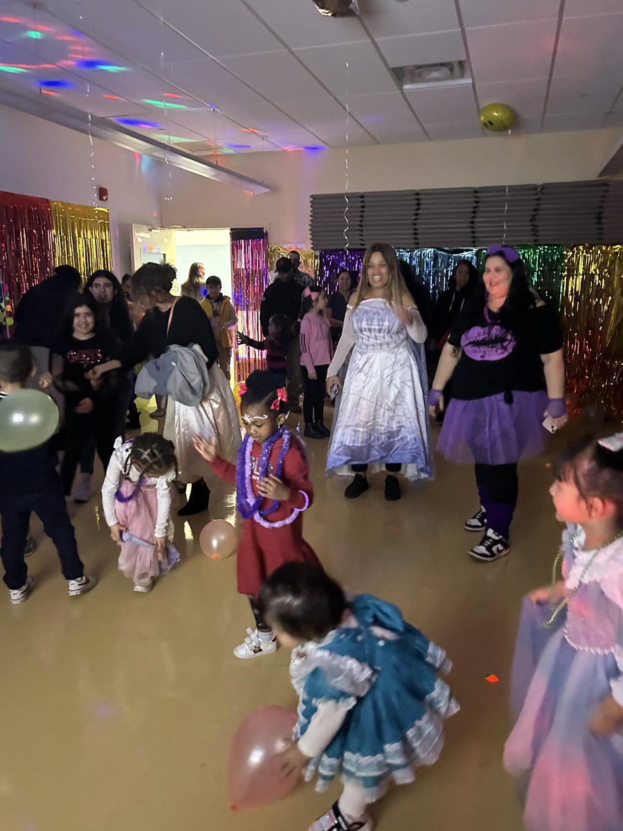 D31BeeHiveSI's tweet photo. It was a magical night at our 2nd annual Mystical Ball! #familyfunforeveryone #wehadaball #makingmemories
@DrJoyAbrams @AP_JelaniMiller @DrMarionWilson @CSD31SI @NYCSchools https://t.co/NViJmCNMMf