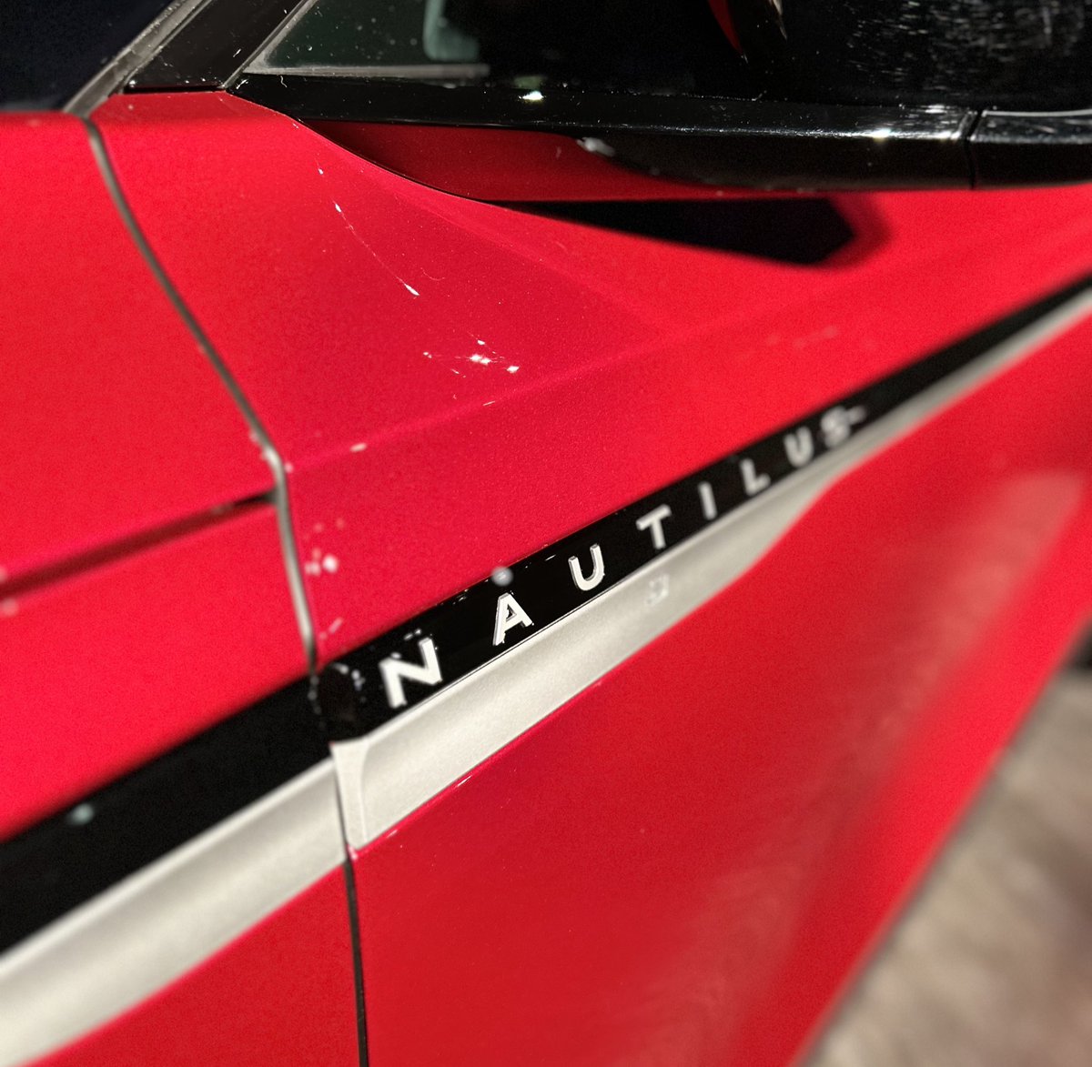 Estuvimos hoy en la presentación del SUV de lujo de tamaño mediano #LincolnNautilus cuenta con una extraordinaria conectividad y personalización.

Gran calidad, seguridad y diseño con legado.

Ya está disponible en México con un precio desde $1,289,900 MXN