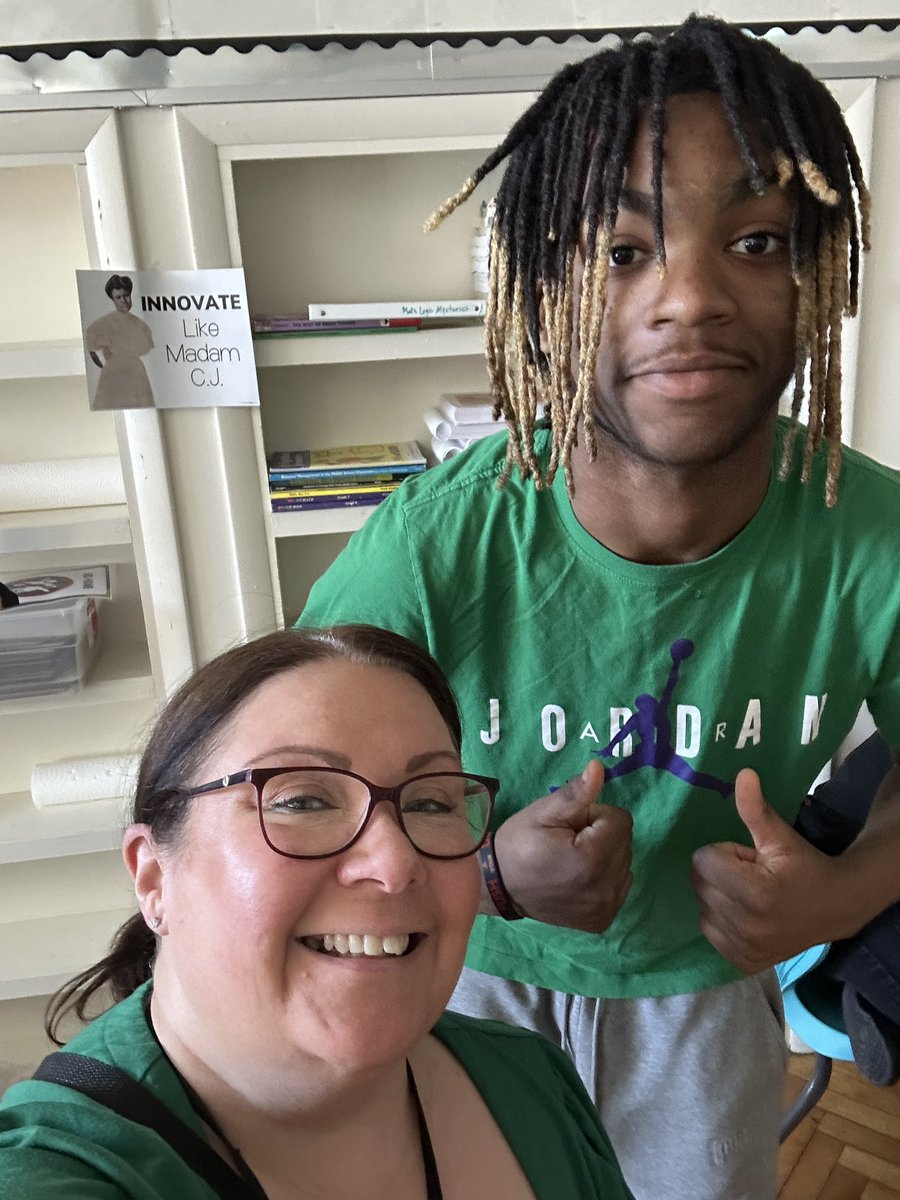 MrsDewes's tweet image. Twinning with my student today! 😂💚 #8thGrade #Classof2024 #lovethesekids #BeEvergreen