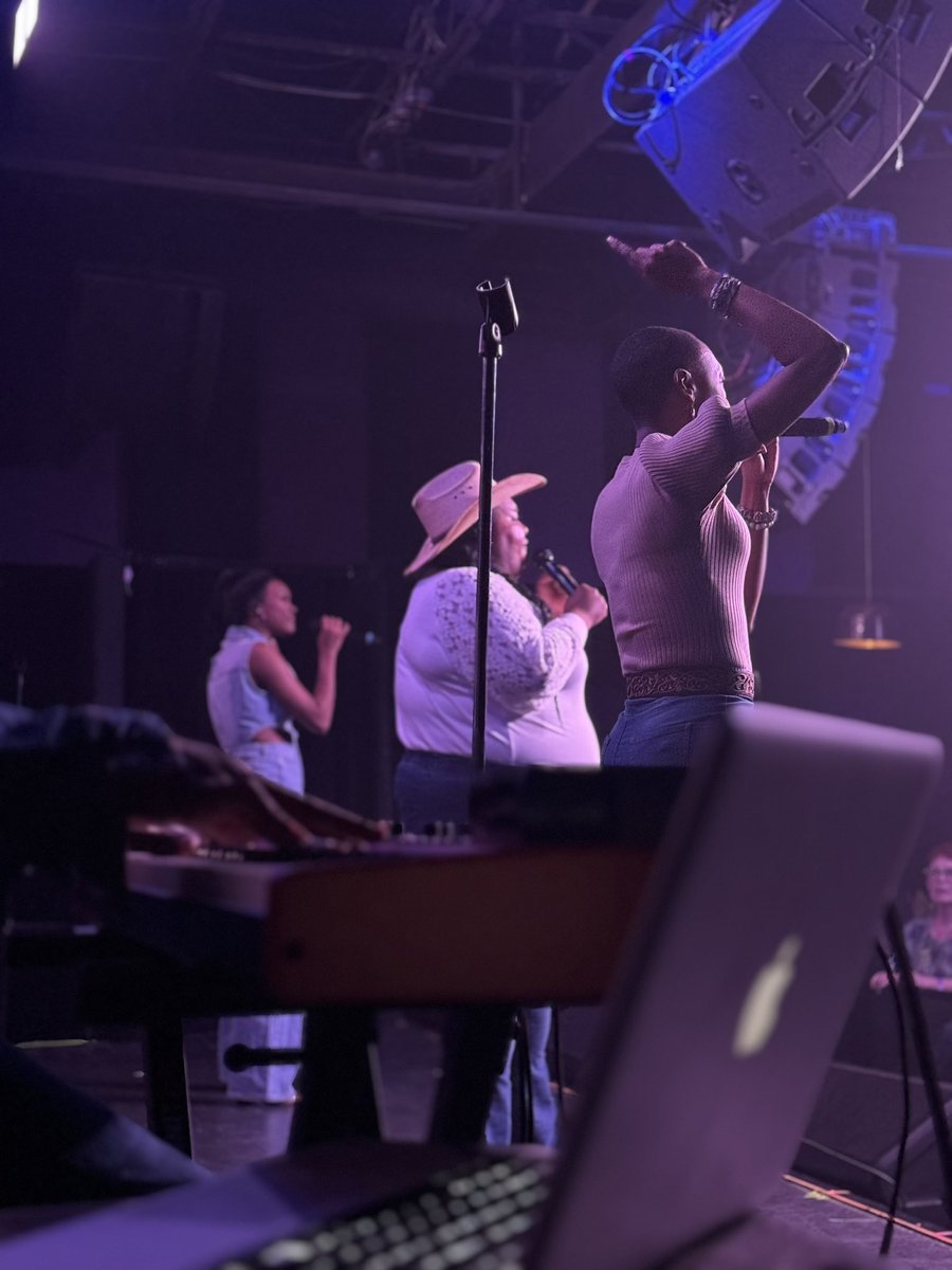 Chapel Hart tweet media