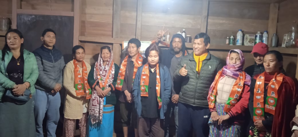 TutuTasing's tweet photo. Date: 28/02/2024. 36 Members from Komsing Village and one from Yibuk Village total 37 Members has Joined BJP under the leadership of shri. Ojing Tasing.
#BJP Zindabad!
#Pema Khandu Jindabad!
#Ojing Tasing Zindabad! https://t.co/cf16hTCXU5
