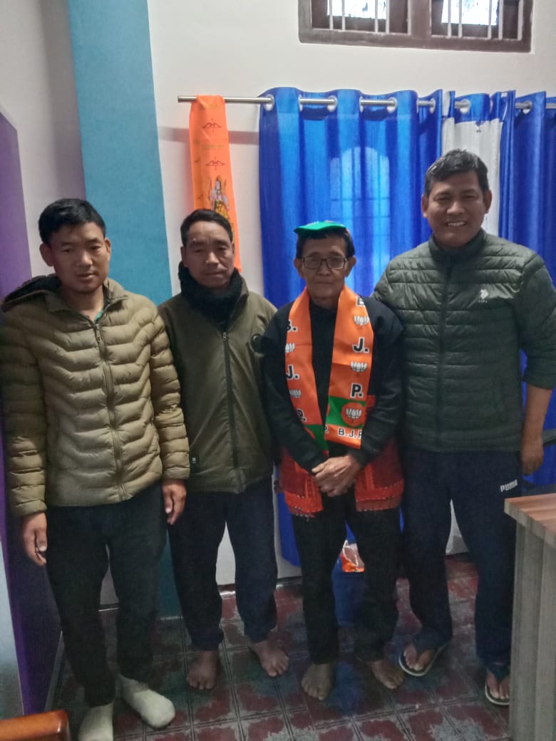 TutuTasing's tweet photo. Date: 28/02/2024. 36 Members from Komsing Village and one from Yibuk Village total 37 Members has Joined BJP under the leadership of shri. Ojing Tasing.
#BJP Zindabad!
#Pema Khandu Jindabad!
#Ojing Tasing Zindabad! https://t.co/cf16hTCXU5