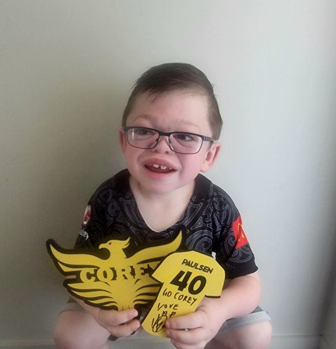 Wellington Phoenix 🔥 (@wgtnphoenixfc) on Twitter photo Our fans are the best! 🤩
Young Wellington Phoenix Fan Corey Wallace who was our coin toss kid for our match against Western United on the 10th of Feb, received a special gift from the <a href="/YellowFever_NZ/">Yellow Fever Ngā Wana Kōwhai</a>, the Little <a href="/cornerofyellow/">Little Corner of Yellow - Te Kāhu o ngā hau e whā</a> and the <a href="/FlightoftheNix/">Flight of the Nix! 🇳🇿🇦🇺🇺🇸</a>!
Corey received the Our fans are the best! 🤩
Young Wellington Phoenix Fan Corey Wallace who was our coin toss kid for our match against Western United on the 10th of Feb, received a special gift from the <a href="/YellowFever_NZ/">Yellow Fever Ngā Wana Kōwhai</a>, the Little <a href="/cornerofyellow/">Little Corner of Yellow - Te Kāhu o ngā hau e whā</a> and the <a href="/FlightoftheNix/">Flight of the Nix! 🇳🇿🇦🇺🇺🇸</a>!
Corey received the