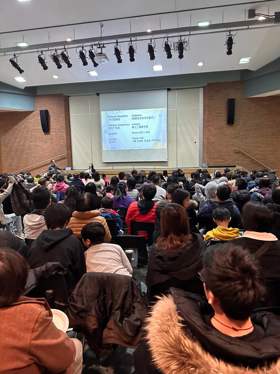 Supporting East Asian Students (SEAS) family engagement night. Presentations about the Ontario education system and YRDSB pathway opportunities were available with Mandarin, Cantonese, Korean and English!