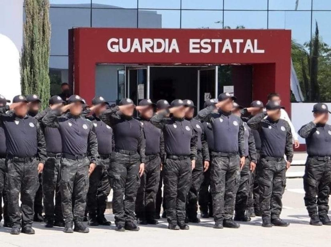 VendettaTamaul1's tweet photo. Ya sienten al ruko.
Que les compre uniformes primero a los que dice que ya no son #GOPES  que traen las mismas garras viejas que les compro el Cabeza de Vaca .
También les desapareció el sueldo y dignidad.
Ridículo. https://t.co/UncXwGJRiu