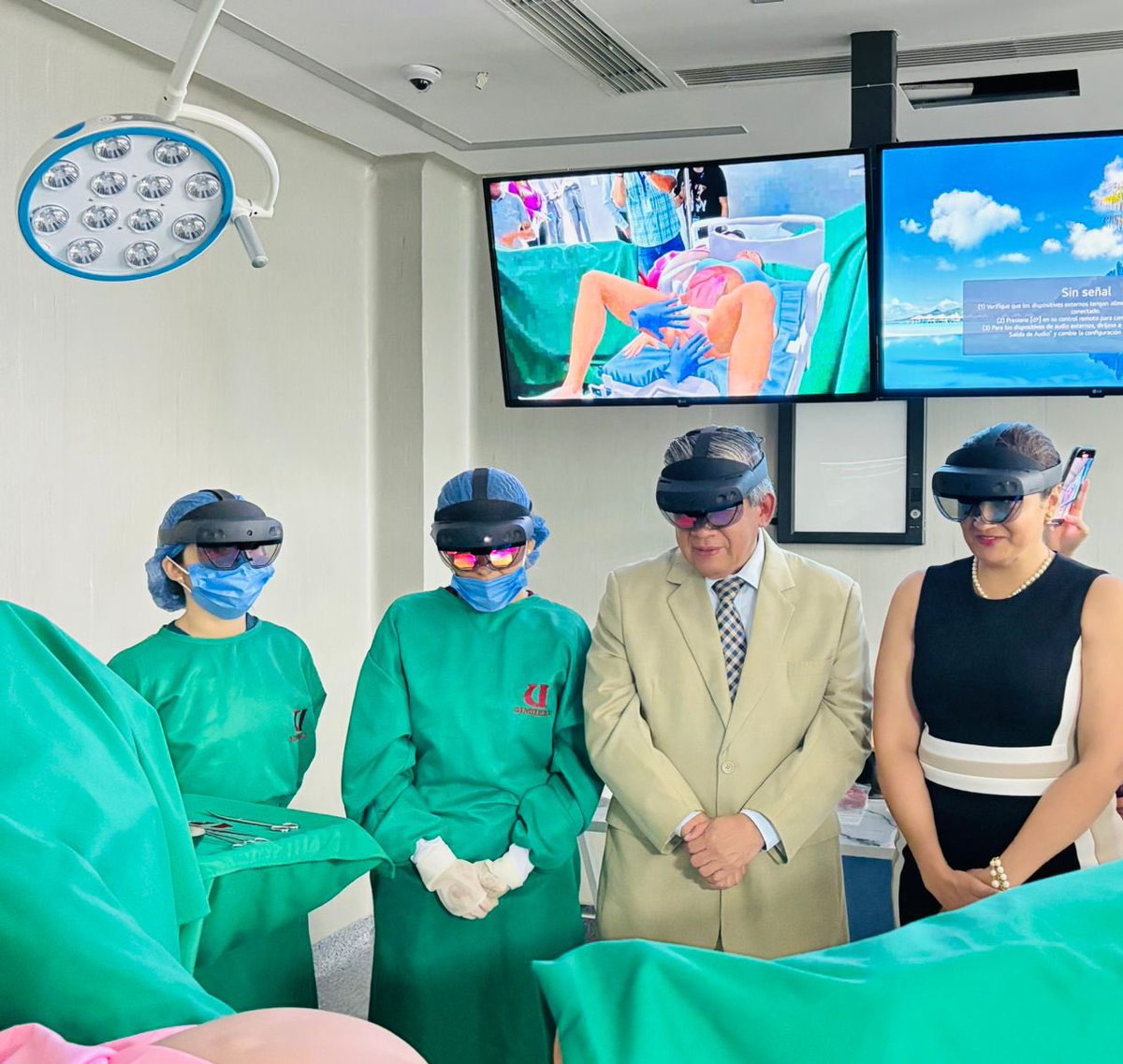 Salud_Guayas's tweet photo. Nuestro coordinador Zonal, @DrWLadines participó en la inauguración de la primera Clínica de Simulación a nivel Nacional, #SIMUEES en la @uees_ec.
Recorrió además las áreas para el manejo práctico de los estudiantes, mismas que cuentan con equipos del última tecnología. https://t.co/FWgdbv5eo4