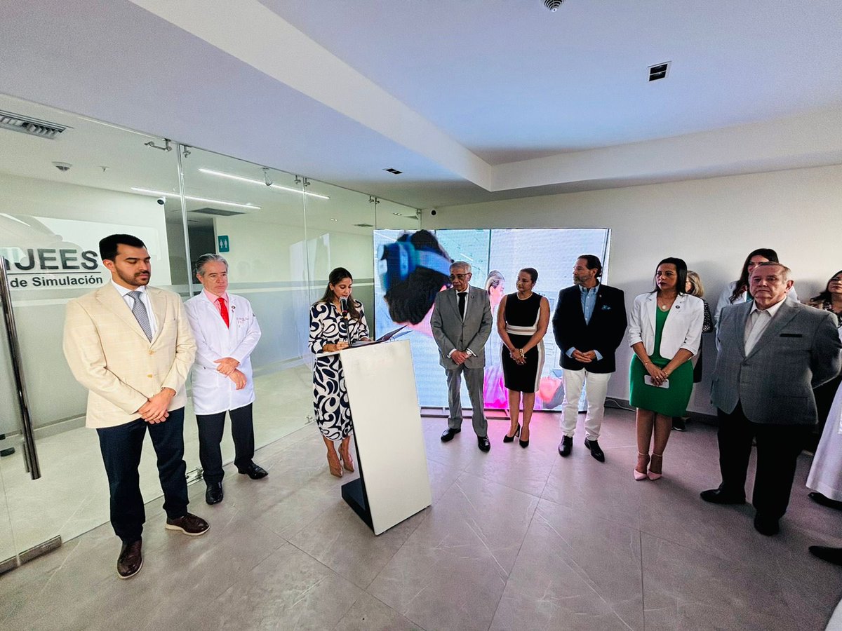 Salud_Guayas's tweet photo. Nuestro coordinador Zonal, @DrWLadines participó en la inauguración de la primera Clínica de Simulación a nivel Nacional, #SIMUEES en la @uees_ec.
Recorrió además las áreas para el manejo práctico de los estudiantes, mismas que cuentan con equipos del última tecnología. https://t.co/FWgdbv5eo4