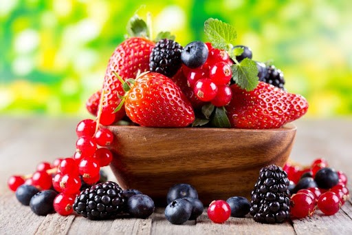 KrizClsS's tweet photo. Rau xanh, hoa quả tươi
Chứa nhiều vitamin E - là chất chống ôxy hóa rất tốt. Các thực phẩm như: đậu xanh (4-6mg%), xà lách (3mg%), cà rốt... Đặc biệt có rất nhiều ở mầm của các loại hạt: giá đỗ xanh, giá đỗ tương, mầm hạt ngô (15-25mg%). Vitamin E có vai trò chính là chống ôxy hóa thông qua việc loại trừ sự ôxy hóa các lipid và sự xuất hiện các gốc tự do làm phân hủy các axit béo chưa bão hòa, vitamin E còn có tác dụng rất rõ trong việc phòng ngừa bệnh tim mạch, giảm sự mệt mỏi, suy nhược. Ngoài ra, trong hoa quả, rau xanh còn có nhiều vitamin C xuất hiện khá phổ biến trong thực phẩm có nguồn gốc thực vật: rau ngót (185mg%), cần tây (150mg%), rau đay (77mg%), súp lơ, cà chua, su hào, mồng tơi, rau muống... Vitamin C tham gia vào nhiều quá trình chuyển hóa quan trọng trong cơ thể. Chuyển hóa vitamin C có liên quan với nhiều vitamin khác, nó cũng bảo vệ vitamin E tránh sự ôxy hóa. Trứng gà Trong trứng gà có chưa các chất khoáng như sắt, kẽm, đồng, mangan, i-ốt... tập trung hầu hết trong lòng đỏ. Ngoài ra, lòng đỏ trứng có cả các vitamin tan trong nước (B1, B6) và vitamin tan trong dầu (vitamin A, D, K)...  là những chất rất tốt cho quá trình lão hóa. Ngoài ra, lượng vitamin A trong trứng gà rất cao, góp phần bổ sung cho thị lực cho cơ thể con người, giúp cho mắt khỏe và sáng hơn.
