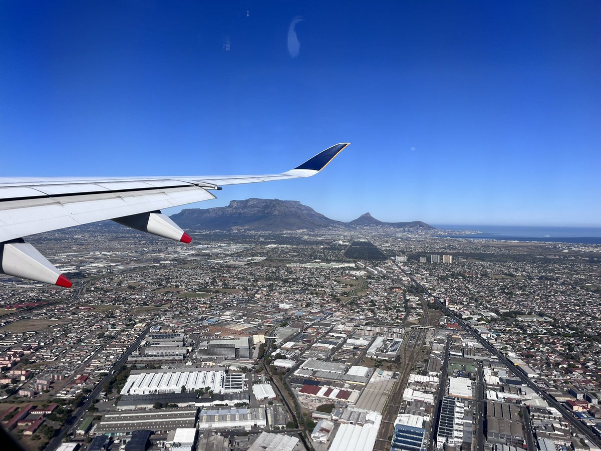 friedalloyd's tweet photo. Table Mountain and bay must be best welcome in the world. #view https://t.co/gLJQxwlFy6