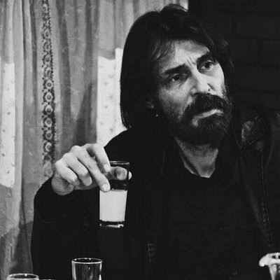 AsanZade47's tweet photo. "Diyorsun ki, 'tamam şu eşiği de geçeyim sonrası düzlük' düzlük sandığı yere geliyorsun, bir bakıyorsun orası da yokuşmuş. Hiç bitmiyor." 

(Behzat Ç.) https://t.co/1LKOev6F3K