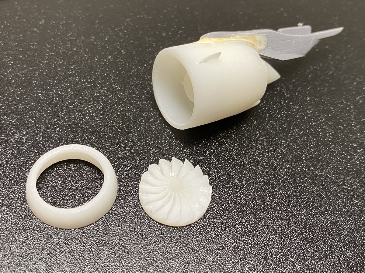 #旅客機プラモ
ハセガワ1/200 B777-9 製作過程2

1番の難所、GE9Xエンジンの再現です！
光造形3Dプリンターで各パーツを作成。GE90とは形状、枚数ともに異なるファンブレードを実寸通りに出力。パイロン部分は元のキットを切取りエポで接着しました。整流フィンまで一体で作れるのは魅力です！