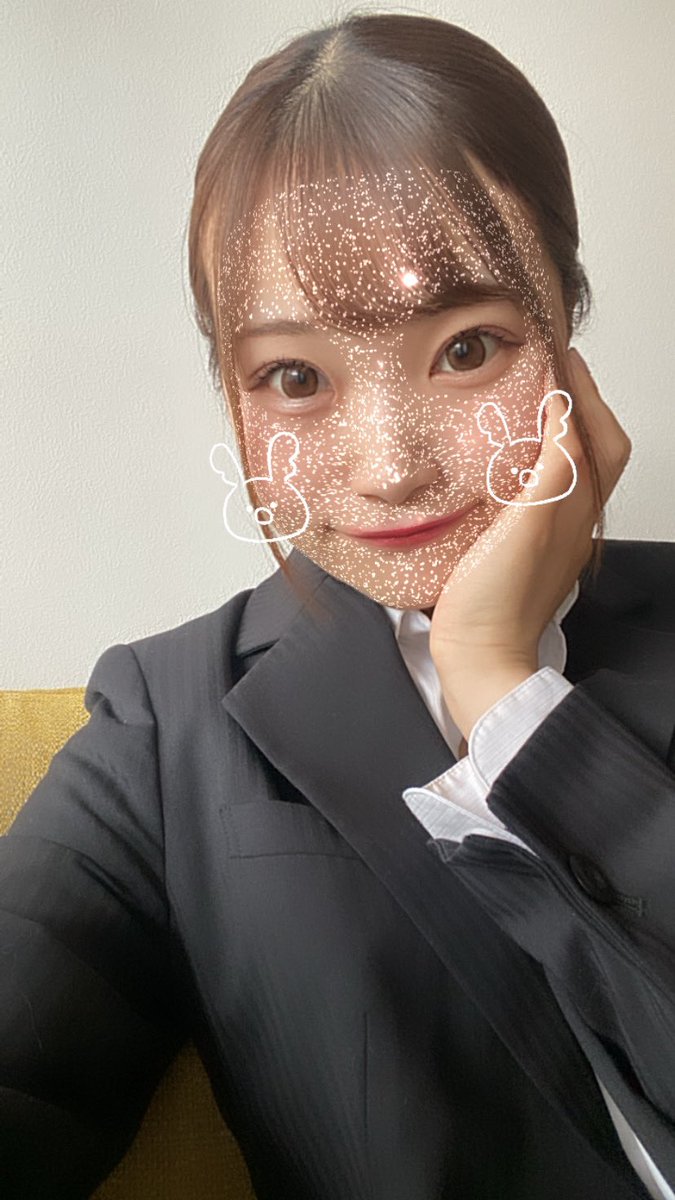 久々薄いメイクにスーツきた✨️