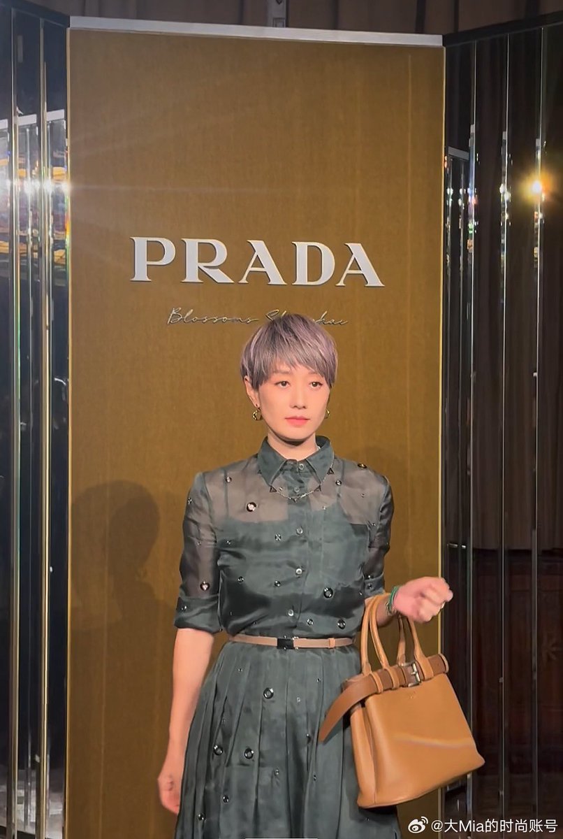 lingzi’s outfits in #blossomsshanghai are from prada archives from the 90s and early 00s so now prada has launched a special ‘prada for blossoms shanghai’ collection. ma yili & several other fanhua cast also attended the launch event yesterday