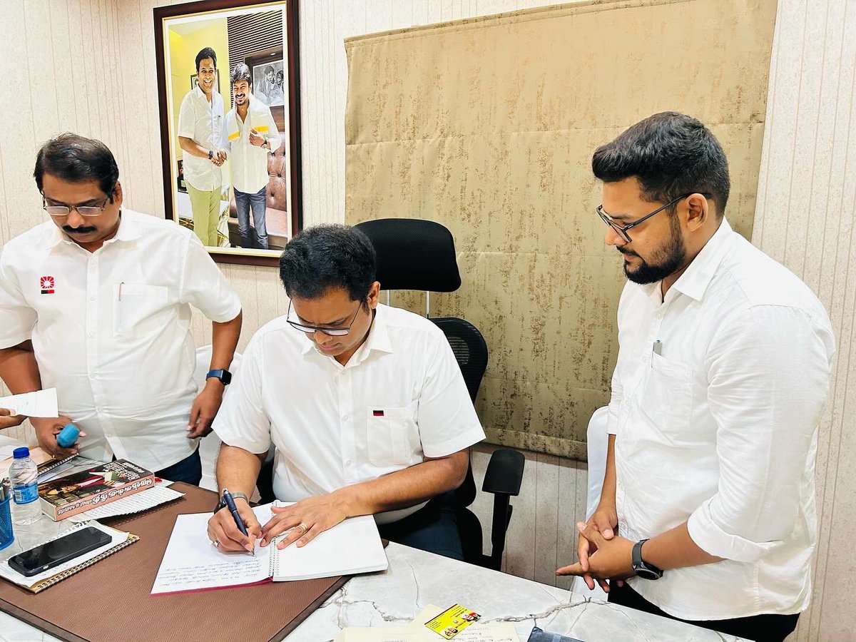 Virudhai_Fazil's tweet photo. @DMKITwing நிர்வாகிகள் ஆலோசனைக் கூட்டம்  மாண்புமிகு தொழில்துறை அமைச்சர் அண்ணன் @TRBRajaa அவர்களின் பொதிகை இல்லத்தில் நேற்று நடைபெற்றது. அண்ணன் அவர்களிடமிருந்து கடலூர் மேற்கு மாவட்டத்தின் #Best_Performer சிறப்பாக உள்ளது உங்கள் பணிகள் என்று பாராட்டுகளையும் பெற்றேன் நன்றி அண்ணா.! https://t.co/CNGaIzwf2p