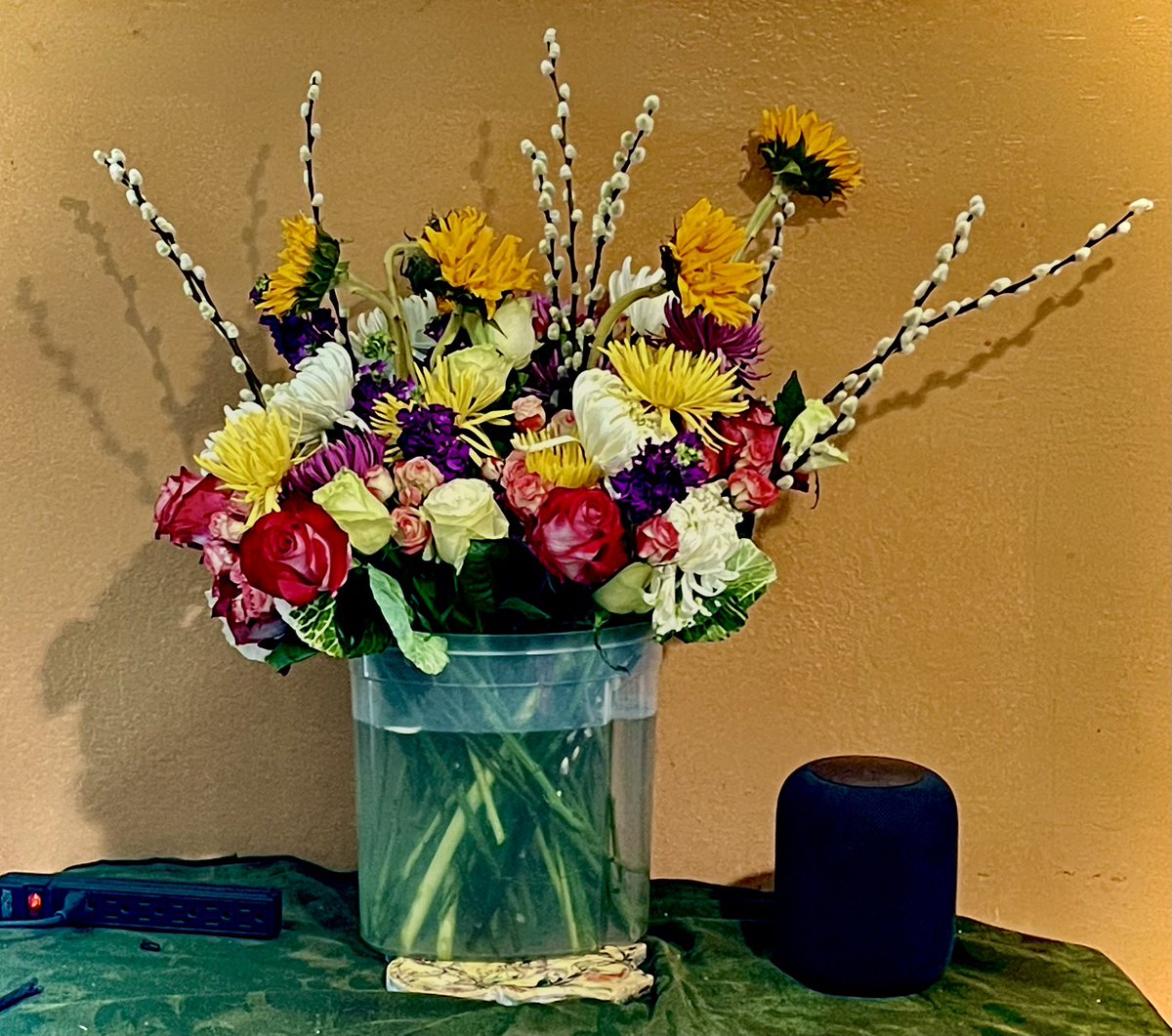 BigGaySanta's tweet photo. "The Big Bang" #floralarrangement #floralart #antidepressant I need a bigger vase! https://t.co/D3AsMcihzn