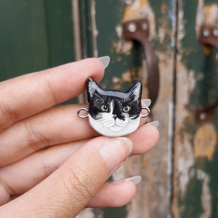 kcg! Haloo, ada yg mau kucingnya dibikin clay charm ginii gakk? bisa req dijadiin keychain, phone charm, dan magnet kulkas jugaaa