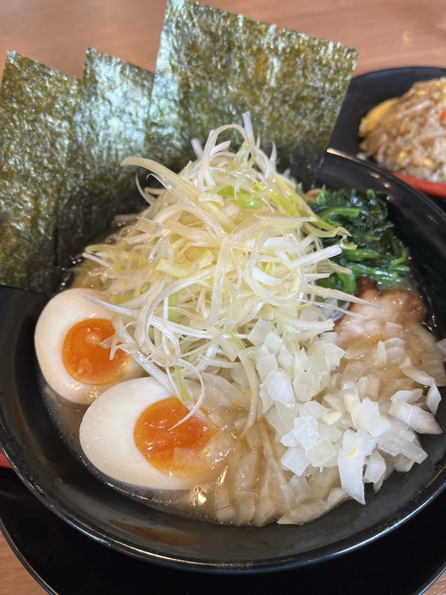 oyadori2021's tweet photo. お昼からもお仕事ぎゃんばるぞ〜の活力に❤️❤️
ネギラーメンTP味玉＋半チャーハン
近所に出来てくれた家系ラーメン屋さん🥰
たまらん美味しい🤭

#麺活
#大倉家 https://t.co/jwG9Ek8KM9