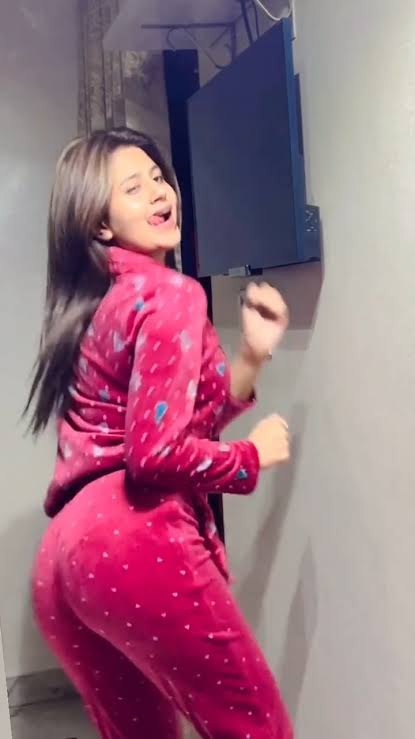 dudeitsokay's tweet photo. this kacha badaam girl just bought a 4cr INR house for herself, this chapri chai thookiya just met bill gates, there's literally nothing for common folks, to be successful in vishwaguru either you be a jeeta with assets or be a shameless chapri. https://t.co/OYbhHrwZtF
