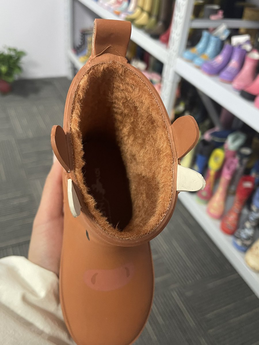 All kinds of inner lining can be chosed to keep their foot warm!
These can be the popular shoes in the market!🥳
#footwear #apparel #Manufacturer #rainboots #fashionstyle