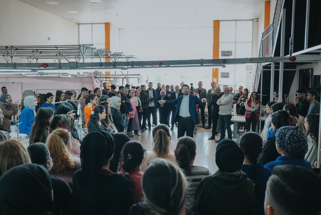 Seçim çalışmalarım kapsamında NF2 Tekstil Fabrikasını ziyaret ettik.

Firma yöneticileri Nevzat Yokuş ve Ferit Tayvan bizleri ağırladı.

Ziyaretimiz esnasında fabrika çalışanları ile biraraya gelerek onlara Tarsus ile ilgili hayallerimizi ve hedeflerimizi anlattık.

Her biri genç…