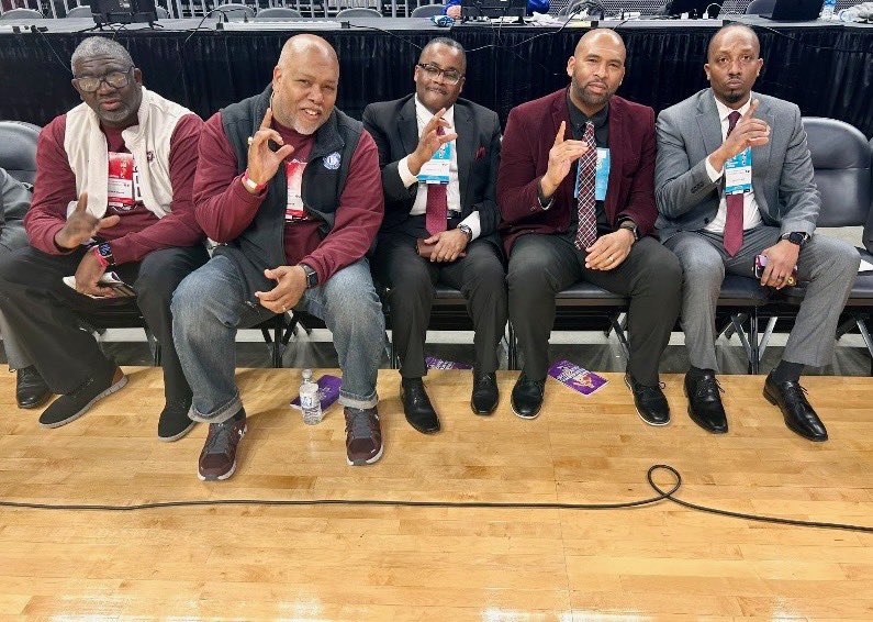 franklynbush's tweet image. So many layers to this picture. I’m beyond grateful everyday I get to represent our school community and the city I love! #DefyTheOdds #FamilyTies #Hardwok #Loyalty