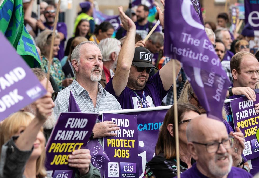 College lecturers across Scotland have walked out on strike action, as a long-running dispute over pay and jobs continues. #FightingForFE eis.org.uk/latest-news/fe…