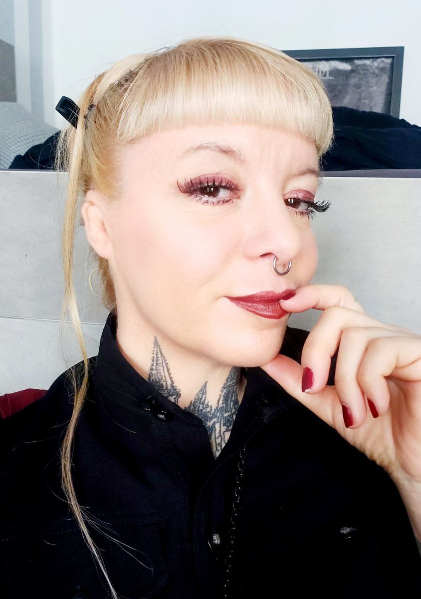 Heute stellen wir euch die Initiatorin der Tanzdemo vor, <a href="/FrauSchoengott/">ANNABEL SCHÖNGOTT</a>, die durch das ins-Leben-Rufen dieses Events gegen die Unsichtbarkeit der Rechte von Sexarbeitenden vorgehen möchte: