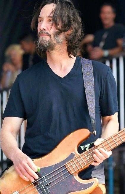 #KeanuReeves  fans a meeting with me or a thousand dollars be sincere under the comment section