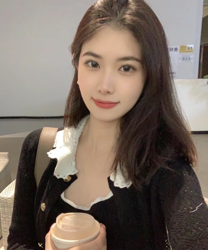 CollenLorr67435's tweet photo. 今天休息，电报聊的一个附近人夫，今天约线下，看着斯斯文文的，戴着眼镜，，上来就问我能不能帮他口一下，他说是第一次被口，不得不说人夫是真持久，但在我的玉口下也没坚持到5分钟就缴械投降，这是我碰到人夫高潮时喷精液最多的一个，应该是在家没地位，很久没交公粮的原因吧，害我今天差点迟到了，想找个附近人，主页有联系方式，带上你的素质，30以下的就不私信我了。