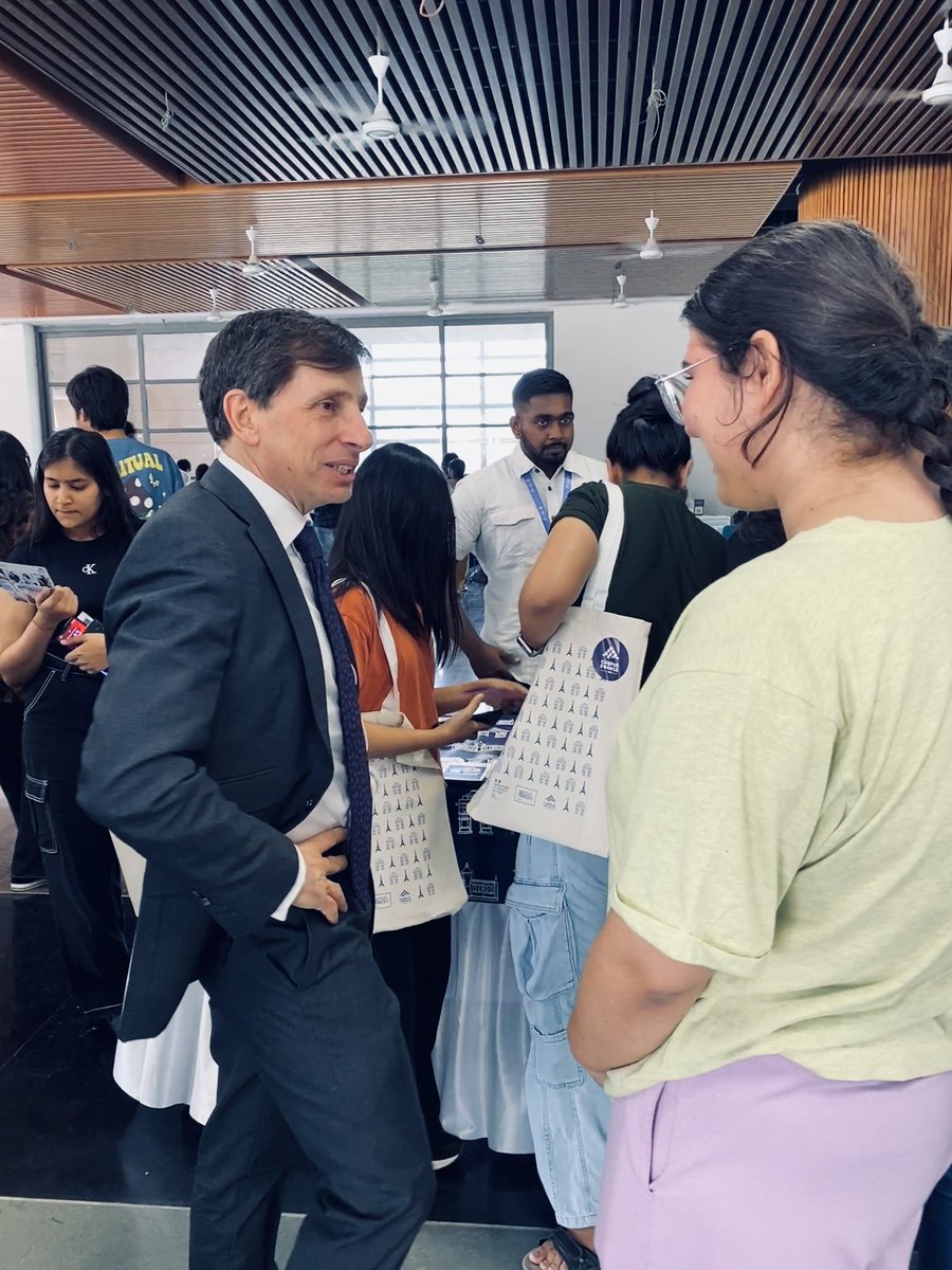 #TodayInAhmedabad | 🇫🇷 CG @SereCharlet interacted with 🇮🇳 students participating in the Regional #ChooseFranceTour organized by @cfindia/@ifiofficiel where a record number of French Institutions came to #Ahmedabad to talk about their excellence in Higher Education.