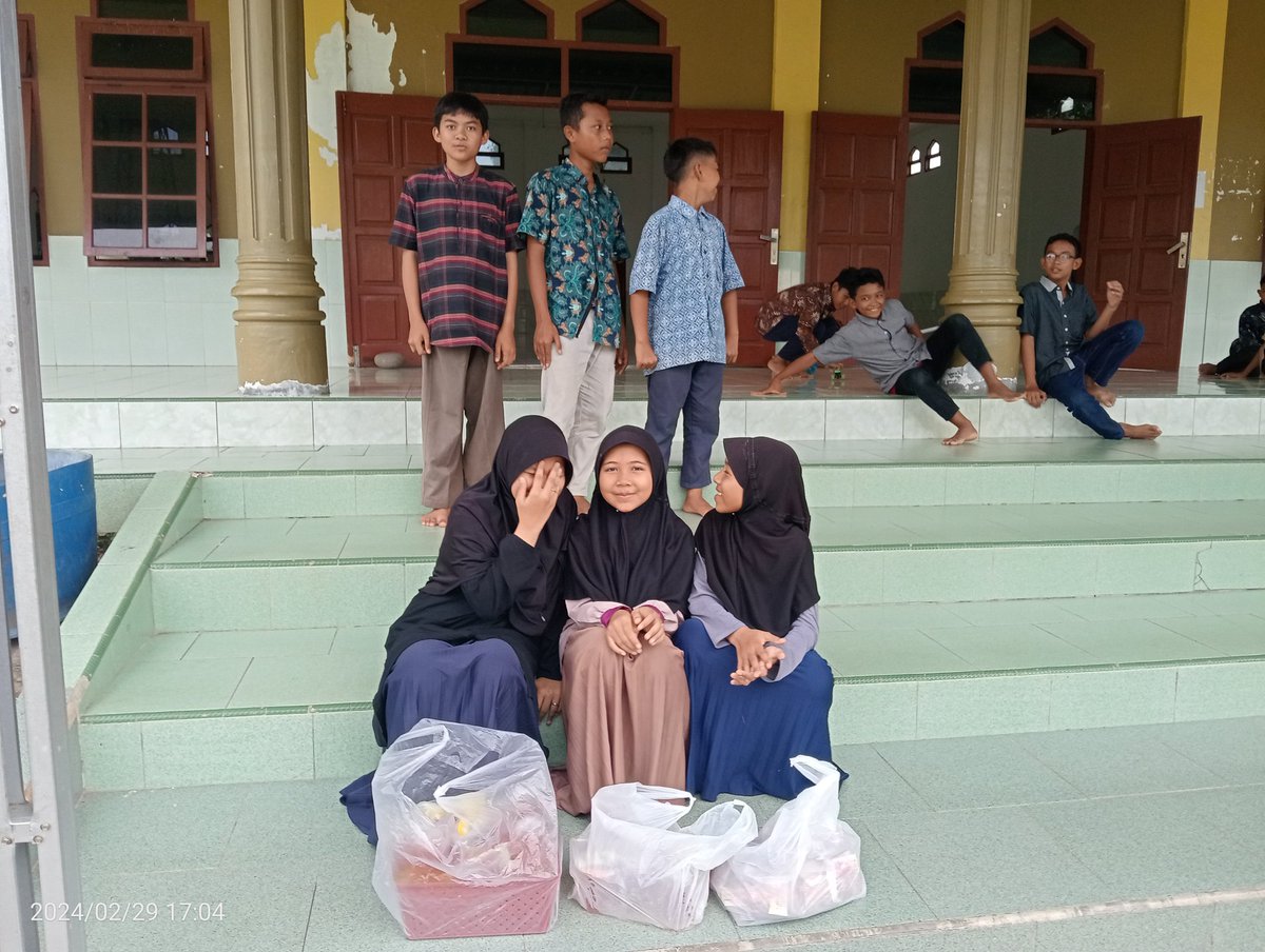 Zoelv_ikar's tweet photo. Alhamdulillah...
Pesanan dari orang baik sudah saya sampaikan..
Untuk anak anak di panti asuhan Baitul Izza, mesjid Punteut, Blang mangat Lhokseumawe.
Terimakasih banyak.. insyaallah barokah.. aamiin 🤲.
Jika ada lain yg mau berbagi, DM atu WA 085265773755. https://t.co/hlqP6A0Tc4