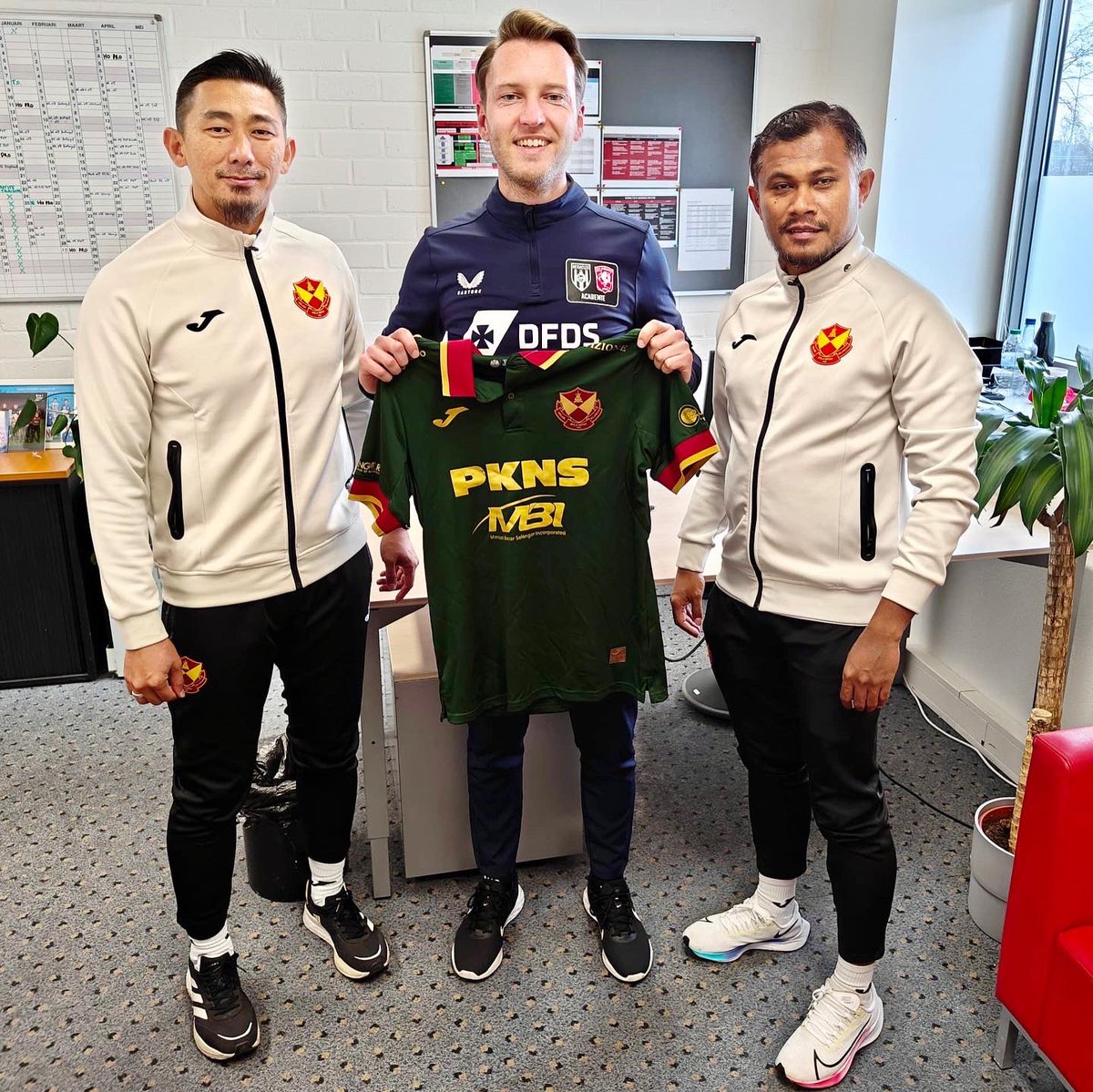 FirdausTanAziz's tweet photo. The @SelangorFC International Coach Development Program (Professional Club Visit) - @FCTwente Trainingscentrum, Hengelo Netherlands.

Details in LinkedIn: link in bio.

#Alhamdulillah 
#AllPraisesToAllah
#SholluAlanNabiMuhammad
#TheJourneyContinues https://t.co/YQnxnFOBPZ