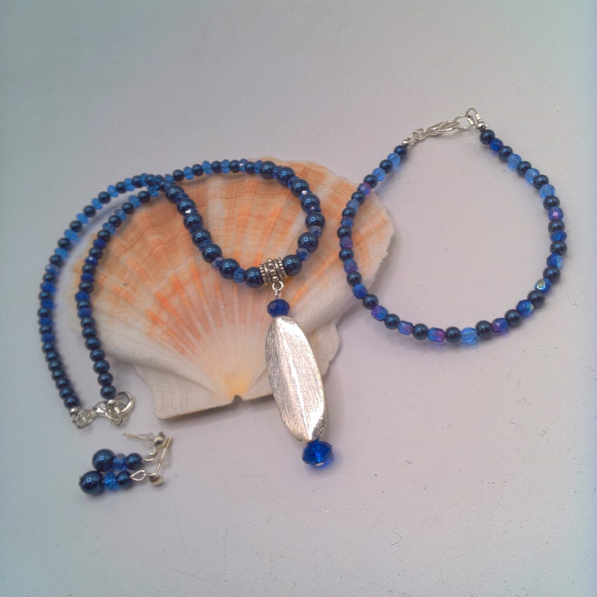 sonicpollyr's tweet photo. Do you need a gift for someone special? This Blue Pearl &amp; Crystal Necklace with a Silver Pendant, Bracelet &amp; Earrings could be the answer. Price £30 + P&amp;P &amp; it can be posted to you today. https://t.co/ufPTipG1ao #newonfolksy #oswestryjewels #bluejewellery #mothersday #giftforher https://t.co/EfHhRf9Y3r