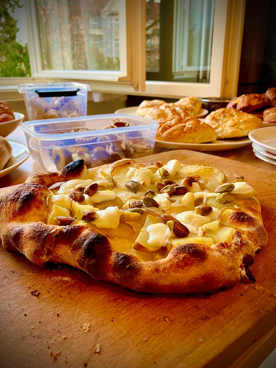 JuicymoCZ's tweet photo. 🚀🎄 Juicymo Vánoční hackathon: Kódování, týmová práce a čerstvá pizza! ✨ Vyzkoušeli jsme si nové technologie a vytvářeli také kvízovou aplikaci. Atmosféru v kanceláři doplnila hudba a svařák. Quizler je sice hotov jen téměř, ale už se těšíme na příště! 🎁🎉 #Hackathon #Vánoce https://t.co/akWRyaDJ8B
