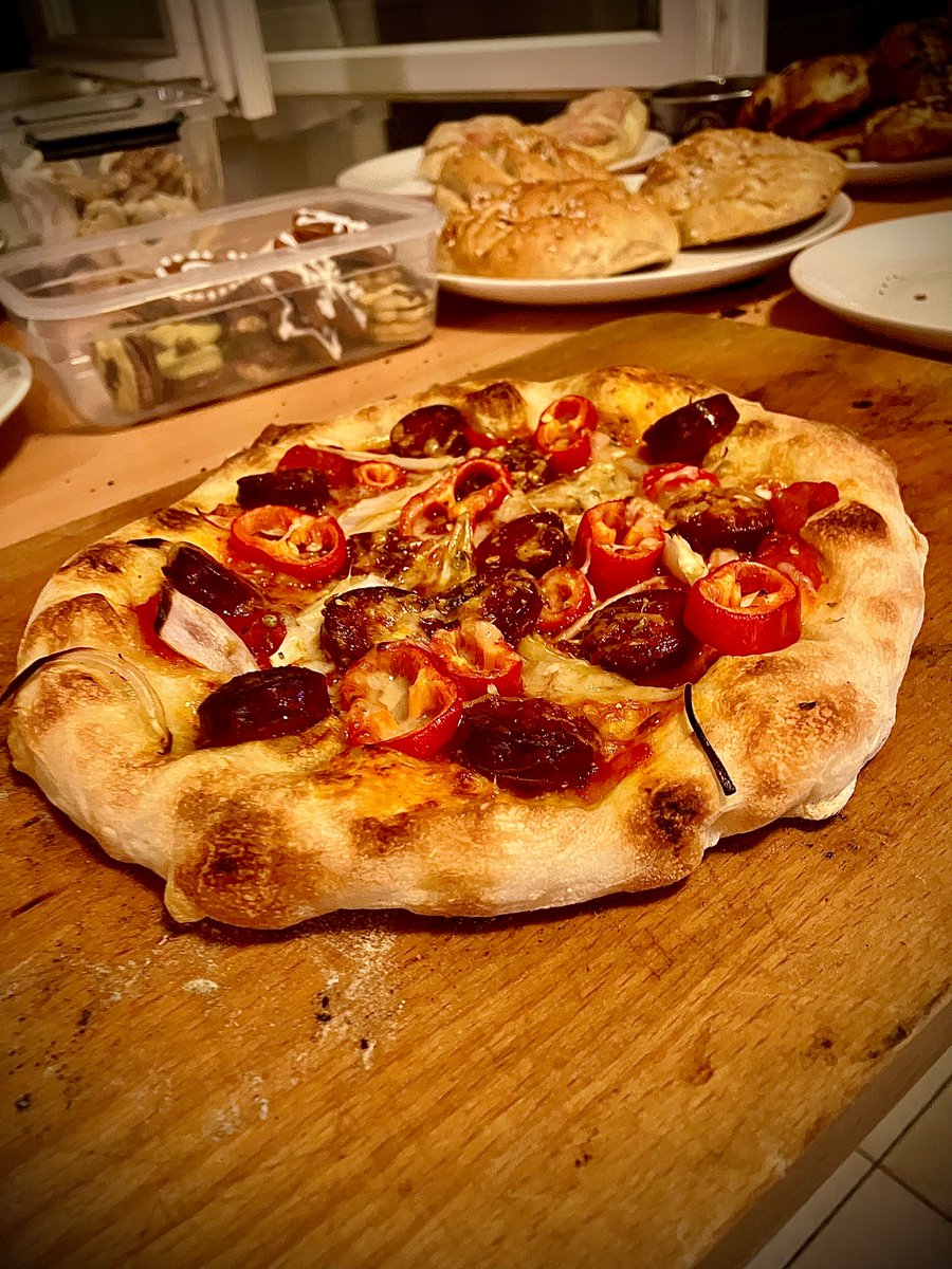 🚀🎄 Juicymo Vánoční hackathon: Kódování, týmová práce a čerstvá pizza! ✨ Vyzkoušeli jsme si nové technologie a vytvářeli také kvízovou aplikaci. Atmosféru v kanceláři doplnila hudba a svařák. Quizler je sice hotov jen téměř, ale už se těšíme na příště! 🎁🎉 #Hackathon #Vánoce