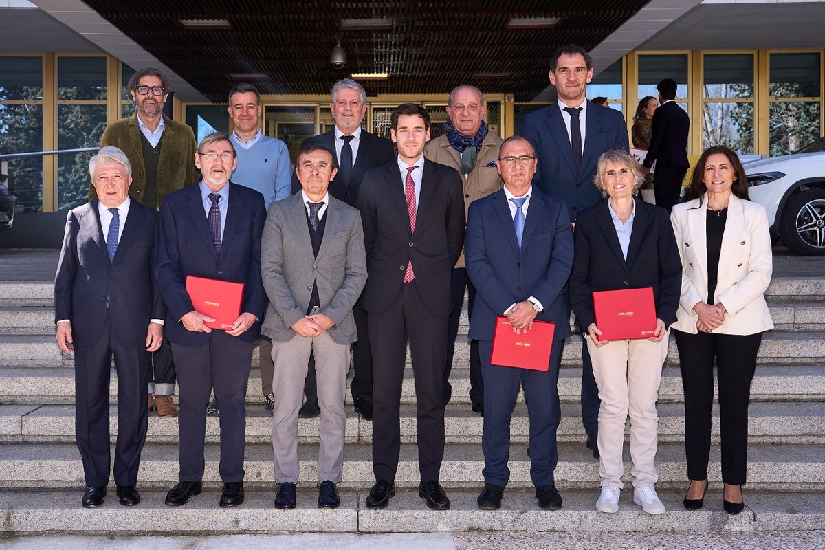 Ayer, día 28, nuestro Presidente, @Lissavetzky_M recibió la medalla de Oro por @depespana por su carrera en favor del Deporte: 7 años Secretario de Estado, 10 años Consejero de Educación, Cultura y Deportes de la CAM, destacando como una voz respetada y con criterio.