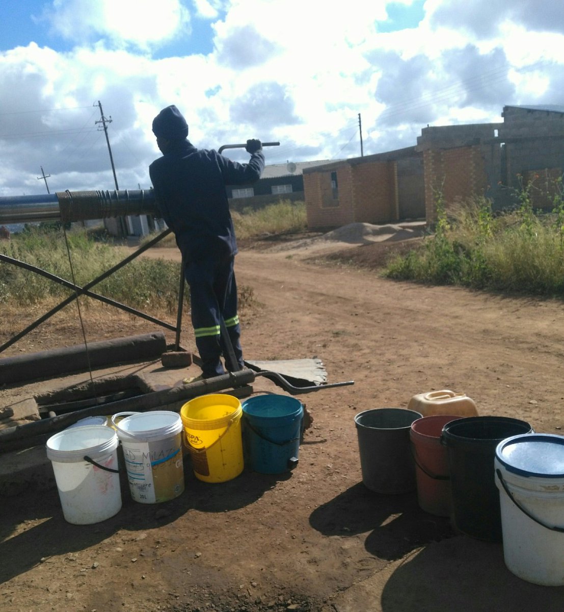 nommae16996's tweet photo. Sadness has striken Rangemore residents as water from INDRAYIs become insufficient,leading to helplessness among residents as they now leave buckets in a que for getting water. https://t.co/mV0QvwlFku