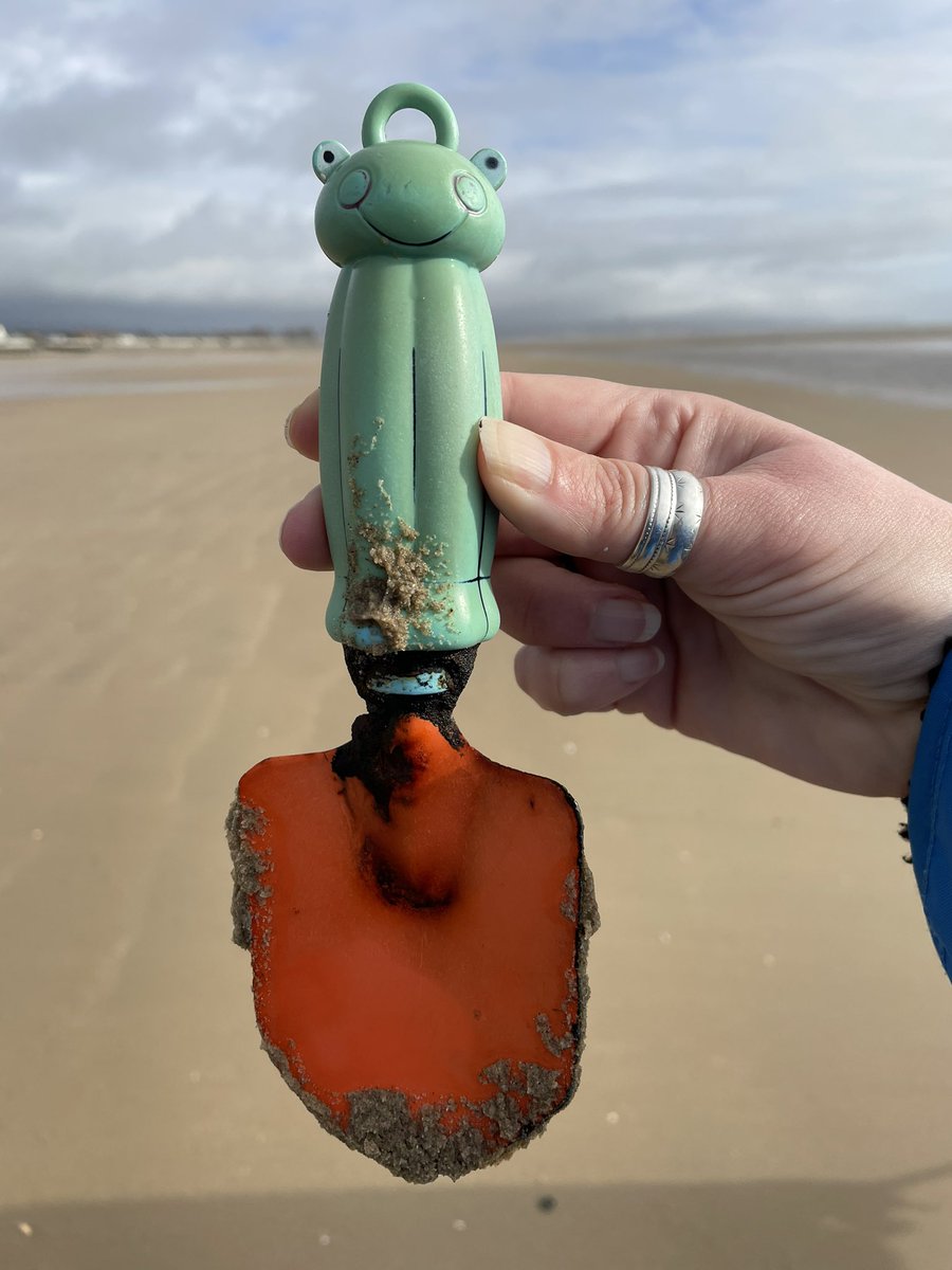 Clairie21's tweet image. Frog spade 🐸 Well it is a leap year #beach #beachclean #spade #lazy #rubbish