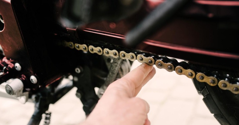 🙋‍♀️¿Sabes cómo se tensa la cadena de la moto?

1️⃣Sitúa la moto sobre su caballete, gira la rueda trasera, haz que la cadena se mueva y comprueba su tensión.
2️⃣Afloja la tuerca grande que sujeta el eje.
3️⃣Procedemos al tensado, moviendo ambos soportes la misma distancia.