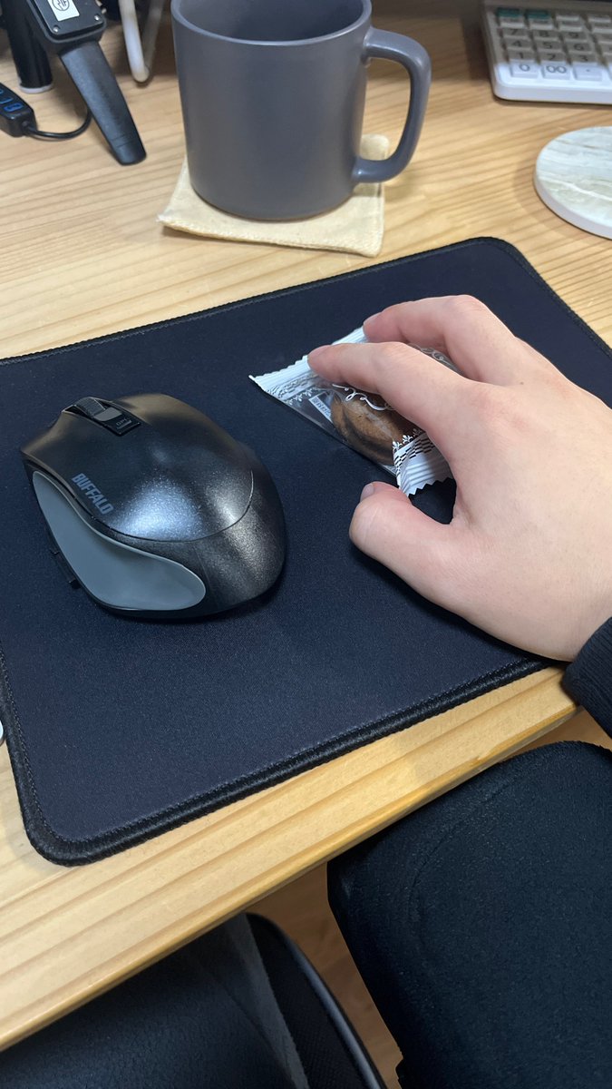 PCのポインター動かないなぁ。電池切れ？って思ってパッと見たらクッキーだった。。。