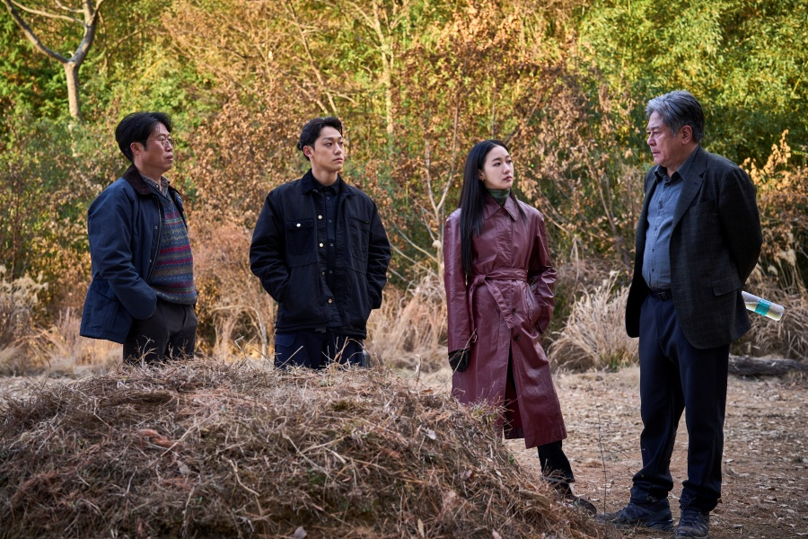 WatchmenID's tweet photo. Tak ketinggalan, kami suka banget liat Kim Go-Eun, Lee Do-Hyun, Choi Min-Sik &amp; Yoo Hae-Jin yang mainnya asik banget di sini!

Dinamika yang asik dari 4 karakter utama ini bikin hepi nontonnya. Serem, takut, tapi juga dibikin peduli terhadap kelangsungan nasib mereka berempat ❤️ https://t.co/V9JHAsfPtq