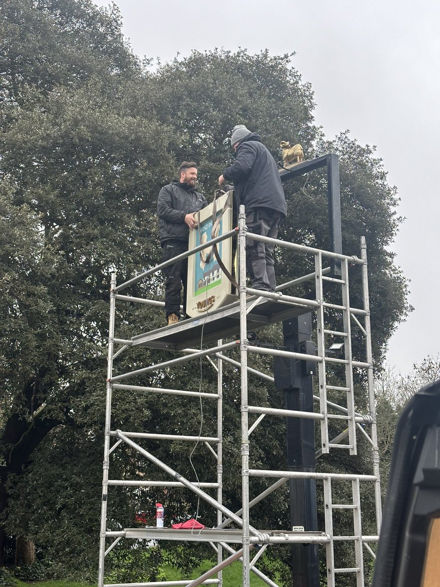 HandWimbledon's tweet image. It’s back👏
After the devastating loss of the beloved tree which also brought the sign down,we now have a new shiny replacement 🏡
#pubsign #handinhandpub #youngspubs #wimbledon #wimbledoncommon