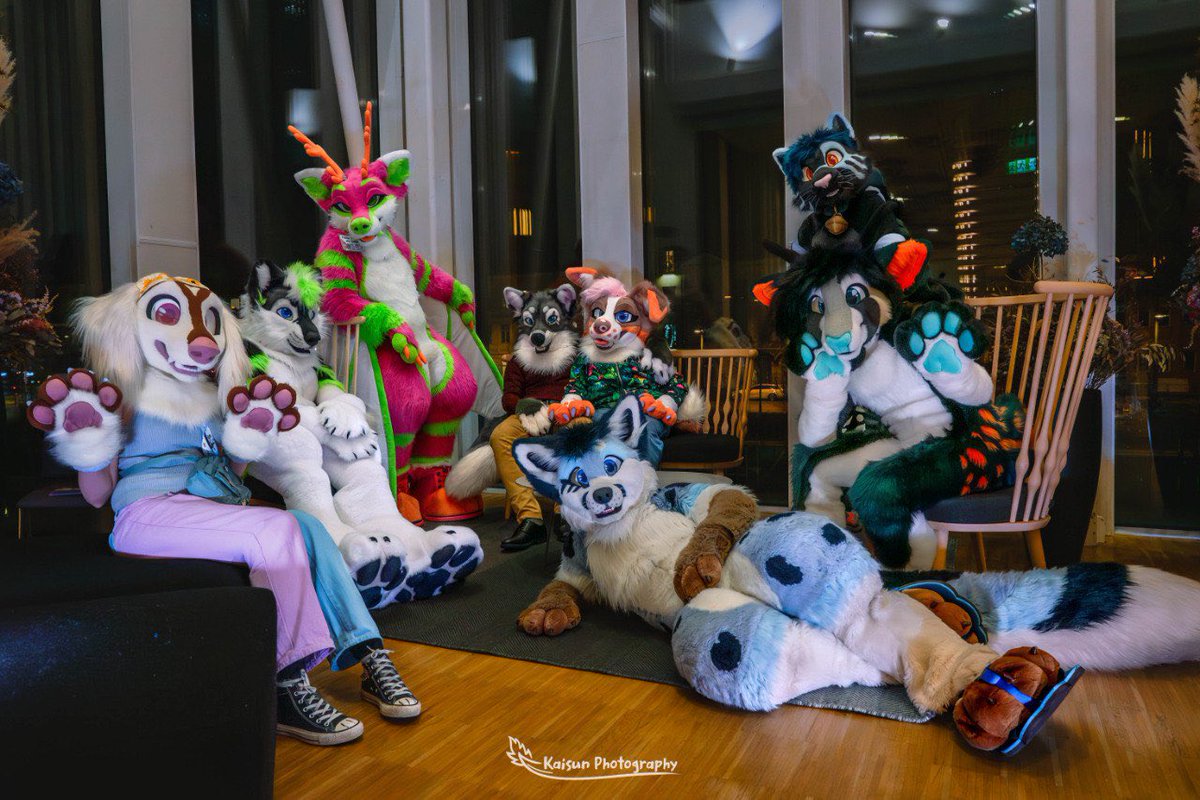 Fursuit family photoshoot at NFC! So happy to be a part of it🩷🌻 🧵🪡: @nukecreations 📸: @KaisunDerg