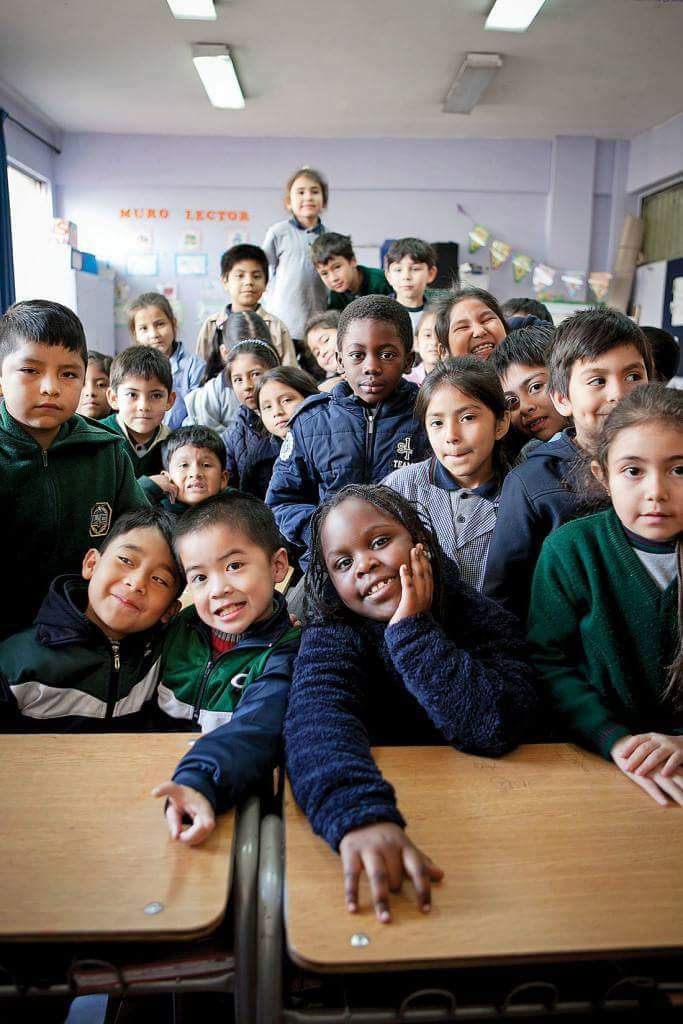 Ahora que se retorna a clases quiero recordar este bello artìculo, se llama "Siete Naciones Una Misma Sala":

En el 1°A del Liceo Miguel de Cervantes de Santiago hay un alumno chino, un haitiano, un colombiano, un dominicano, dos argentinos y 17 peruanos. Es decir, de los 36
